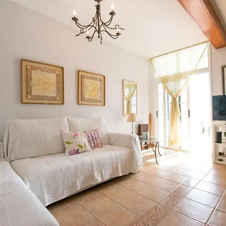 Classy Bungalow With Pool & 300mb 500m From Sea بيت للعطل كانديلاريا